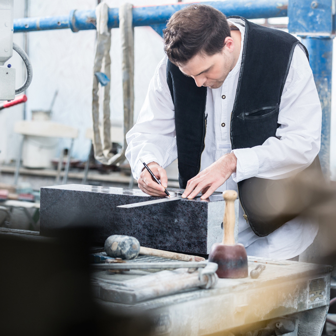 La marbrerie funéraire des Pompes funèbres Rousset